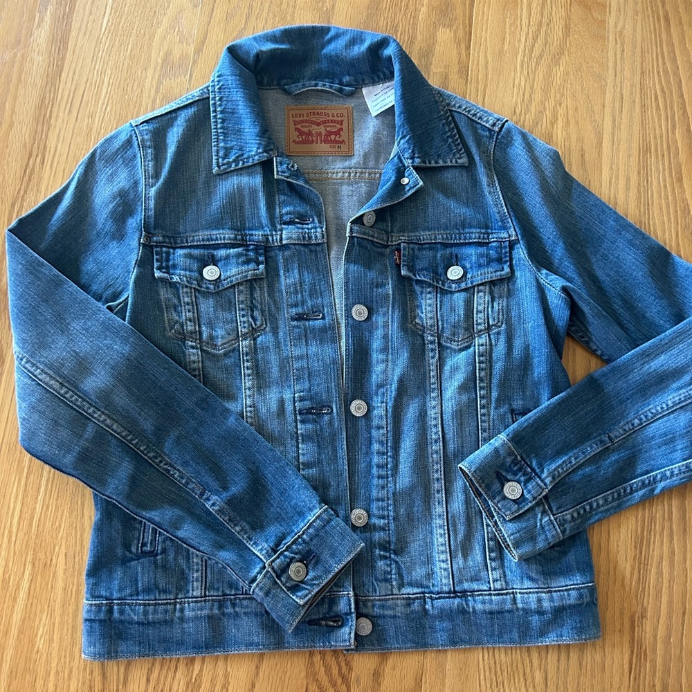 Women’s Levi’s Jean Jacket in Great Condition Size Medium.